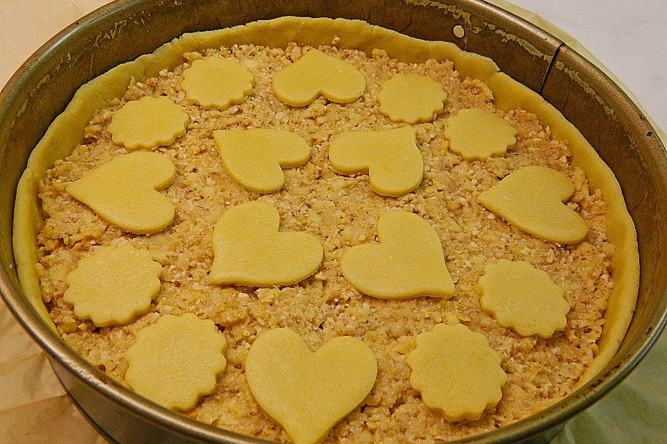 Apfelkuchen mit Nüssen oder Mandeln