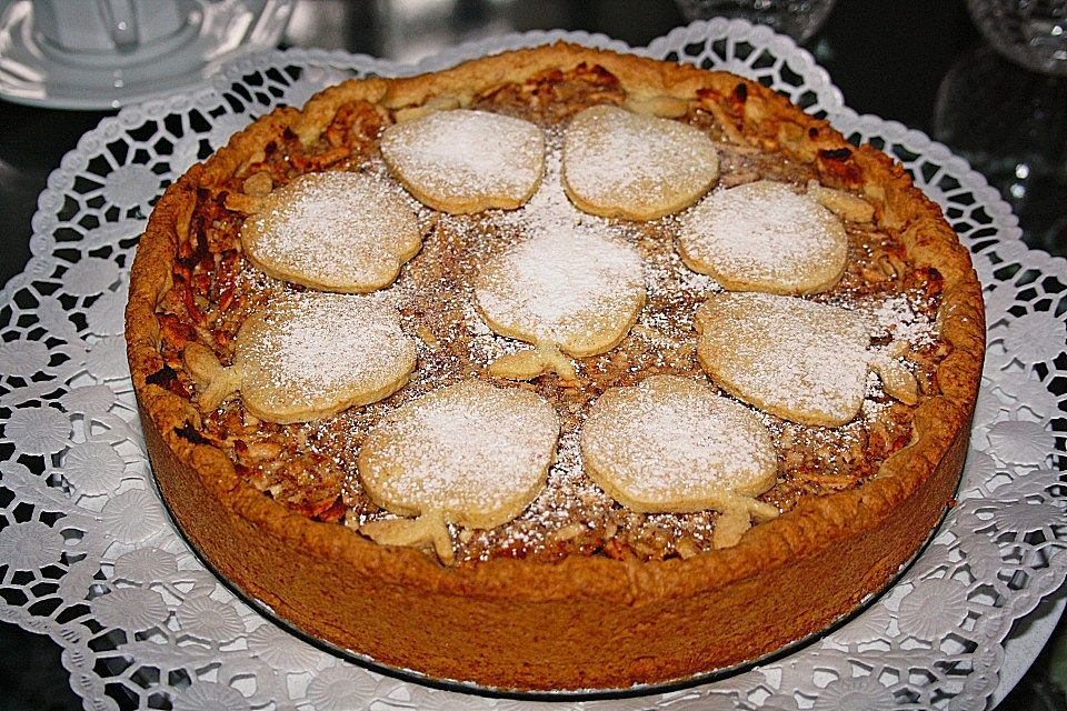 Apfelkuchen mit Nüssen oder Mandeln