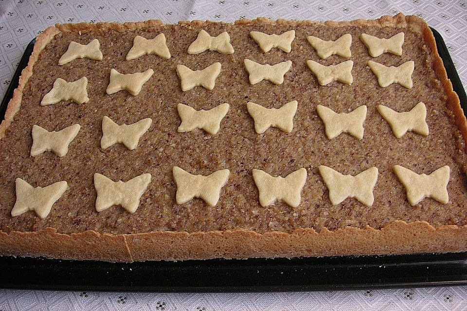 Apfelkuchen mit Nüssen oder Mandeln