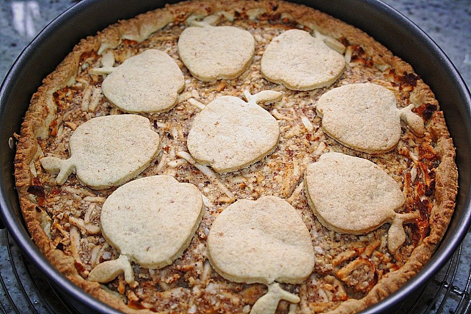 Apfelkuchen mit Nüssen oder Mandeln