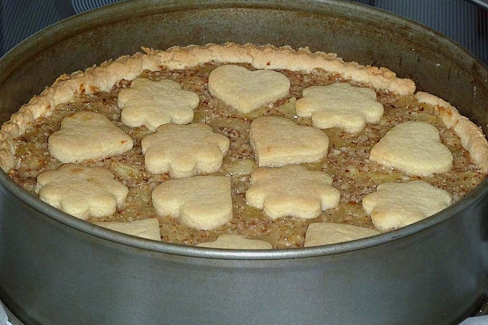 Apfelkuchen mit Nüssen oder Mandeln