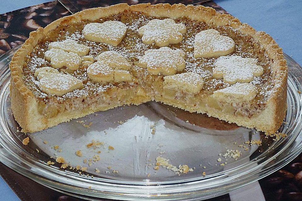 Apfelkuchen mit Nüssen oder Mandeln