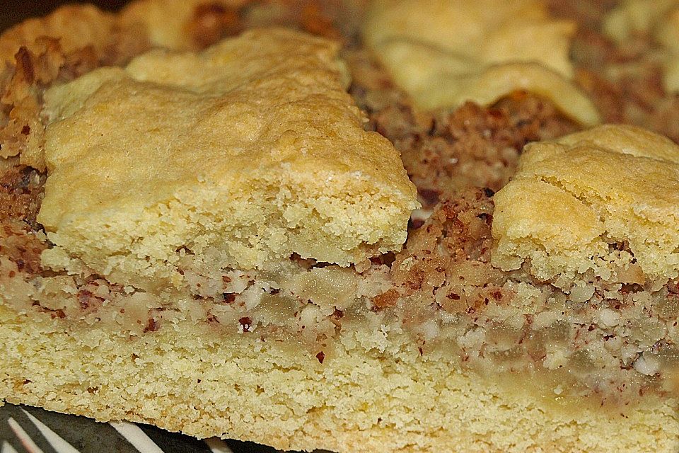 Apfelkuchen mit Nüssen oder Mandeln