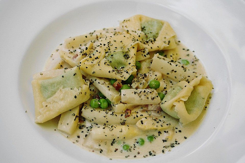 Spargel à la carbonara mit Erbsen - Tortellini