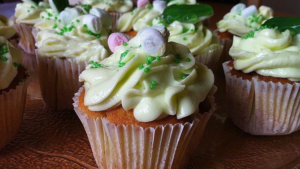 Zitronen - Cupcakes mit Waldmeister - Frischkäse - Creme von Becky75