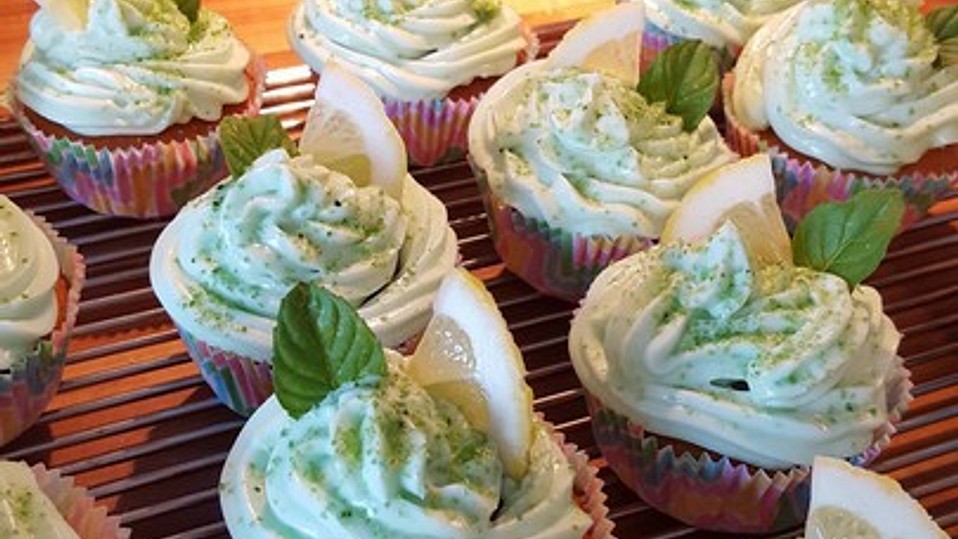 Zitronen - Cupcakes mit Waldmeister - Frischkäse - Creme von Becky75