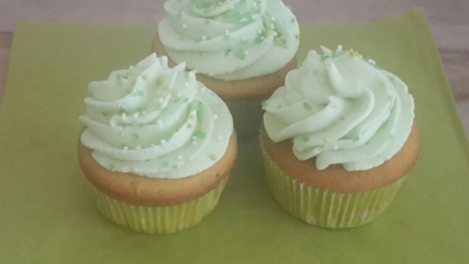 Zitronen - Cupcakes mit Waldmeister - Frischkäse - Creme von Becky75