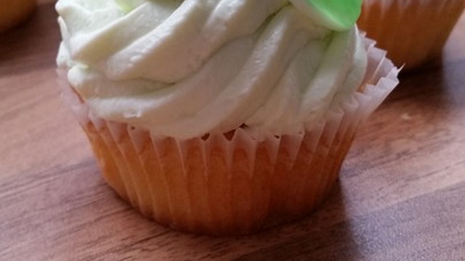 Zitronen - Cupcakes mit Waldmeister - Frischkäse - Creme von Becky75