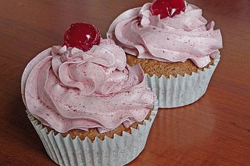 Schoko - Nuss - Cupcakes mit Kirsch - Meringue - Buttercreme
