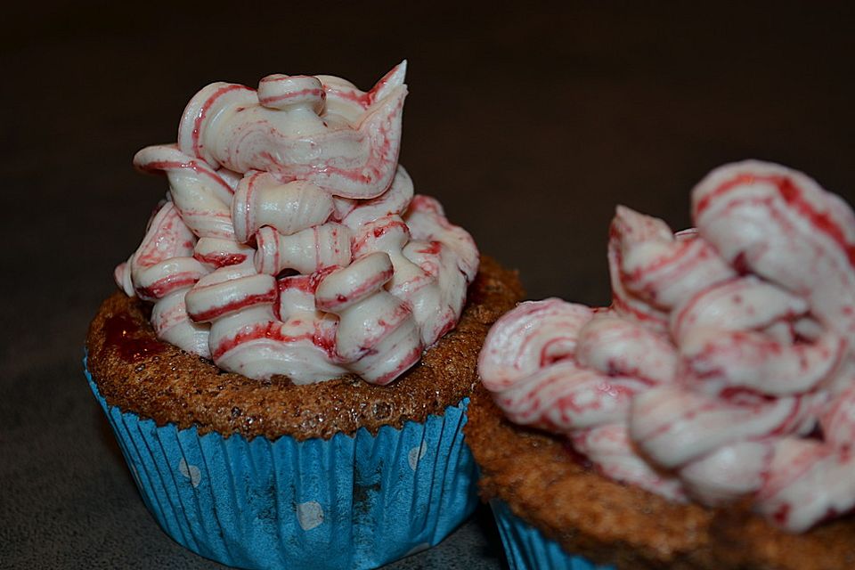 Schoko - Nuss - Cupcakes mit Kirsch - Meringue - Buttercreme