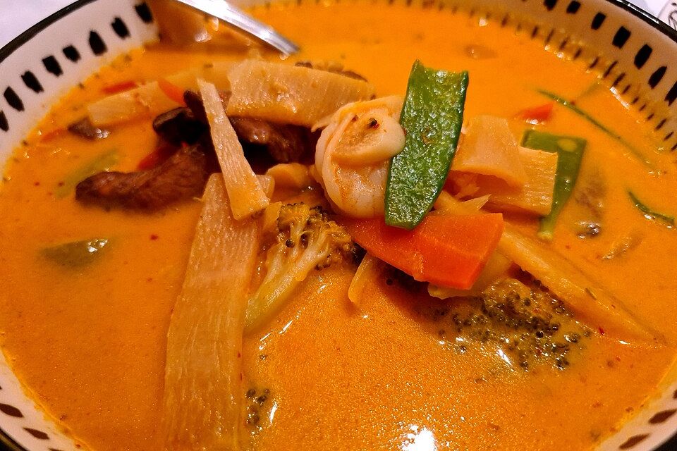 Rotes Thaicurry mit Garnelen