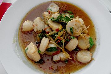 Pad Cha mit verschiedenen Meeresfrüchten oder Fisch