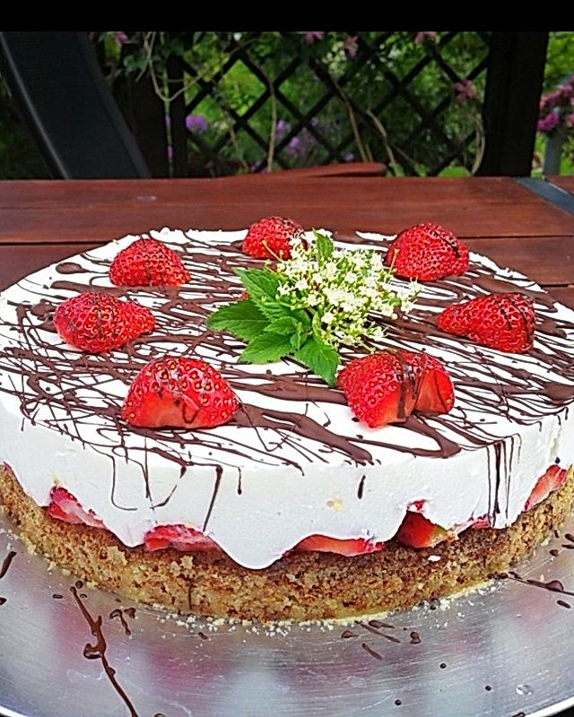 Erdbeer - Holundercreme - Torte