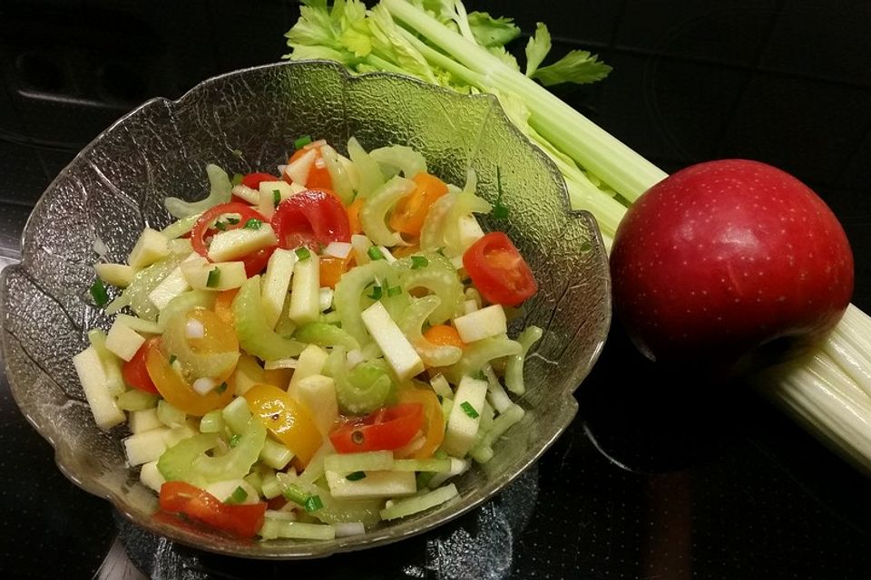 Apfel - Staudensellerie - Salat mit Kirschtomaten