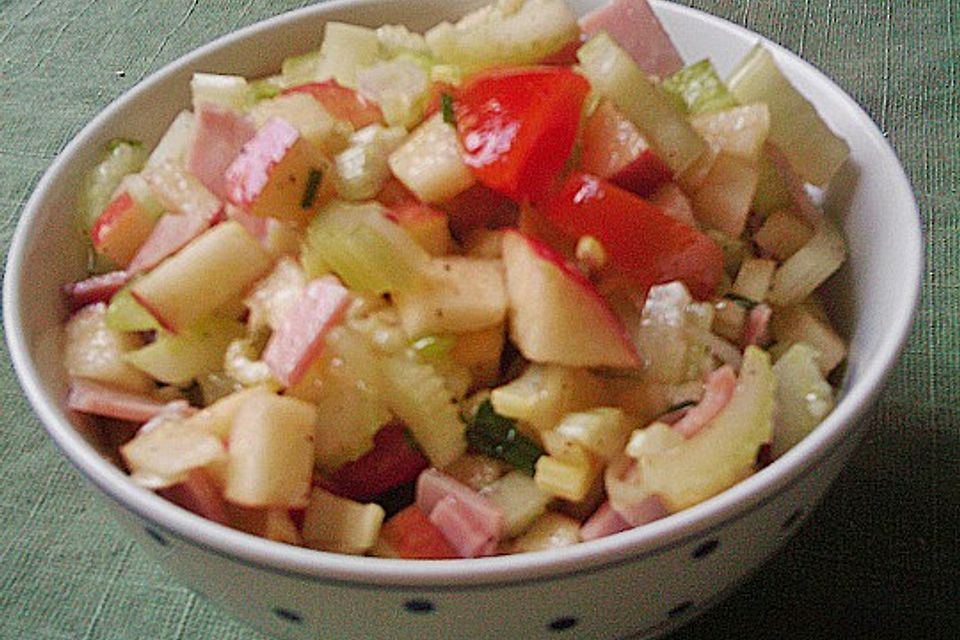 Apfel - Staudensellerie - Salat mit Kirschtomaten