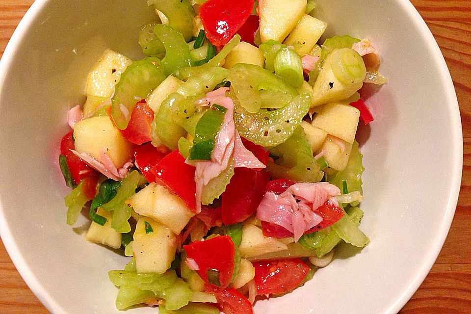 Apfel - Staudensellerie - Salat mit Kirschtomaten