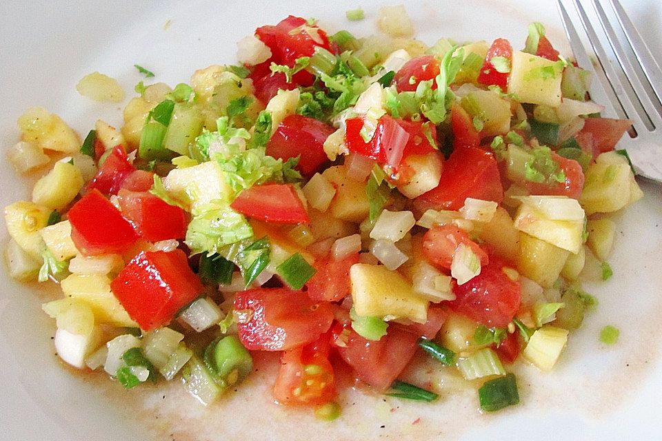 Apfel - Staudensellerie - Salat mit Kirschtomaten