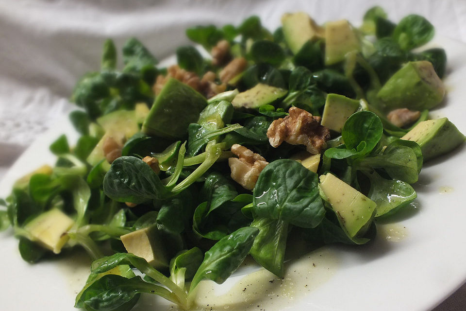 Feldsalat mir Walnüssen und Avocado