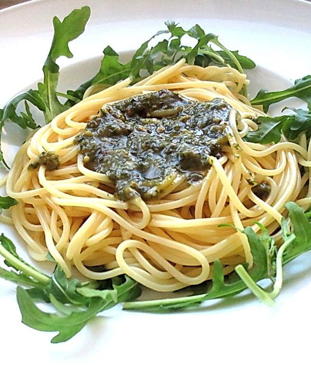 Spaghetti mit Pesto und Rucola