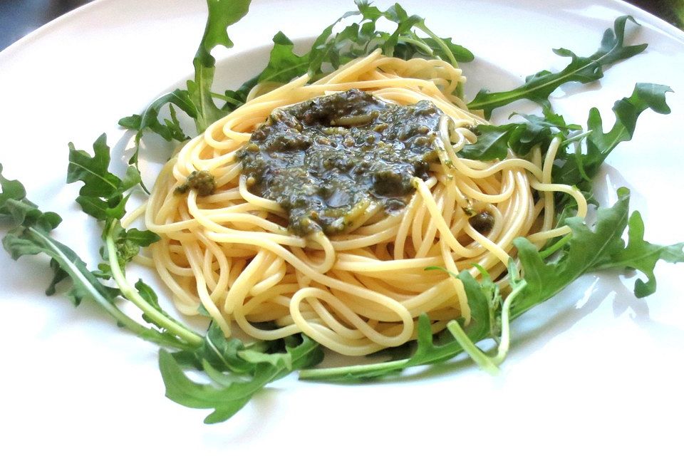 Spaghetti mit Pesto und Rucola