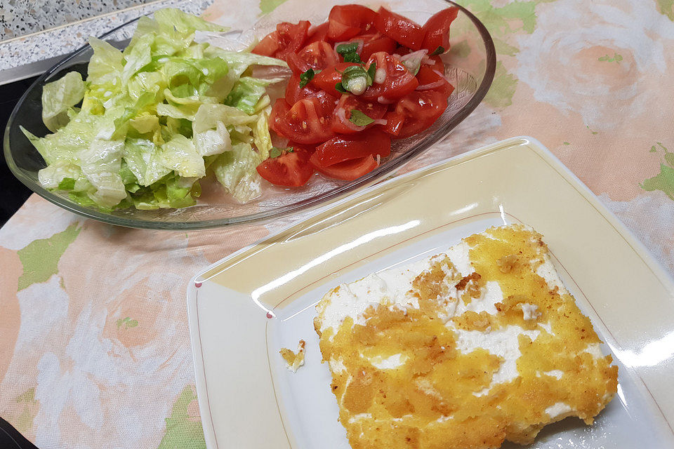 Gebratener Schafskäse mit Tomatensalat auf griechische Art