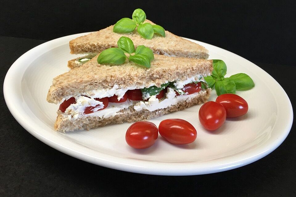 Sandwich mit Tomaten, frischem Basilikum und Frischkäse