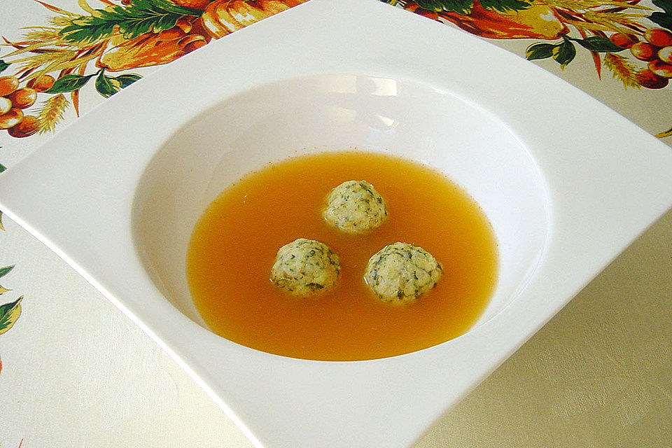 Klare Tomatensuppe mit Petersilienklößchen