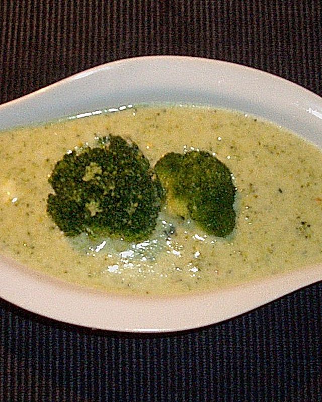 Brokkolicremesuppe mit Roquefort