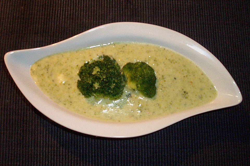 Brokkolicremesuppe mit Roquefort