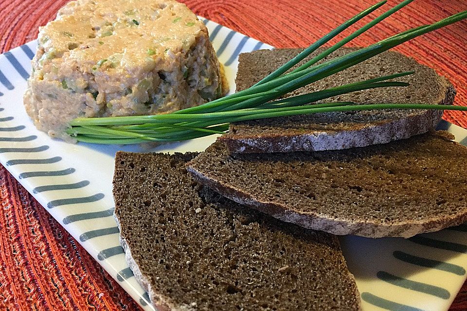 Forellentatar auf Pumpernickel