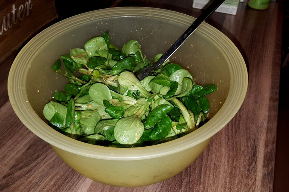 Feldsalat mit Honig - Senf - Dressing und gerösteten Pinienkernen