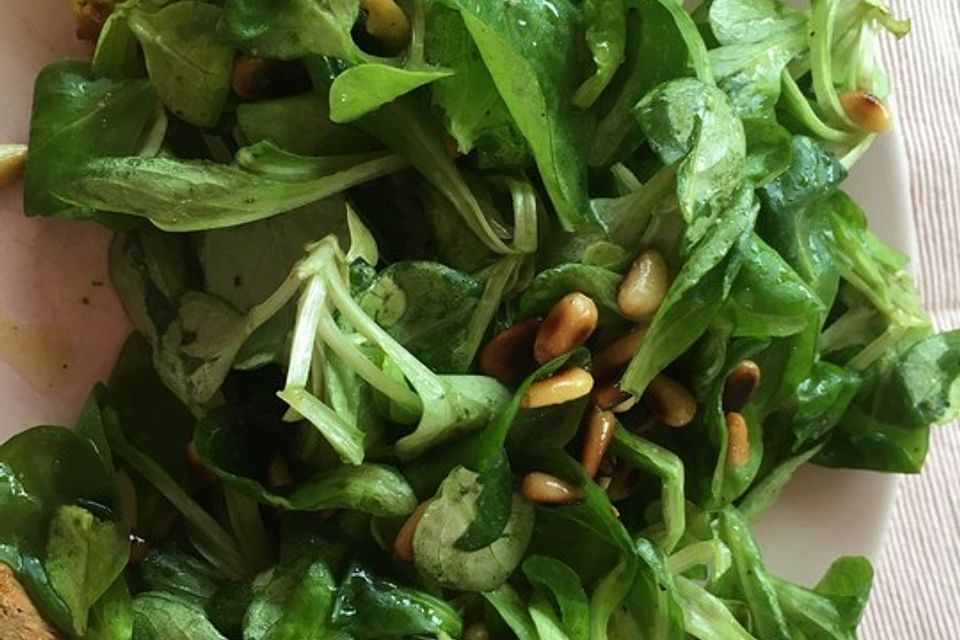 Feldsalat mit Honig - Senf - Dressing und gerösteten Pinienkernen