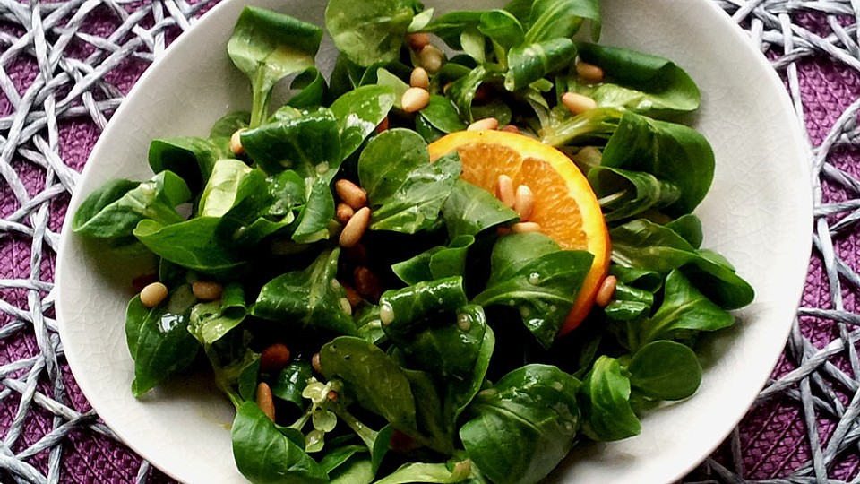 Feldsalat Mit Honig Senf Dressing Und Gerosteten Pinienkernen Von Perela Chefkoch