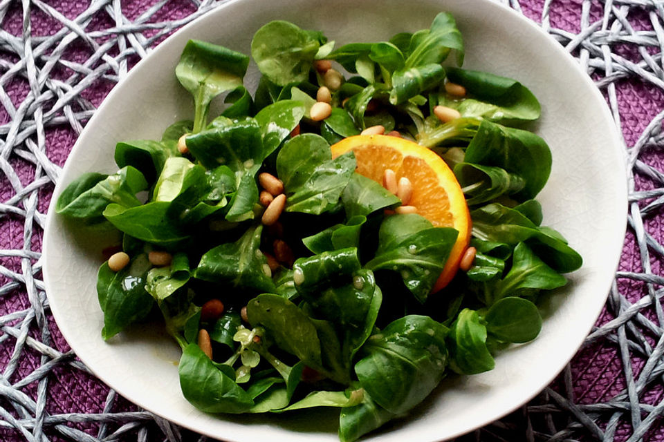 Feldsalat mit Honig - Senf - Dressing und gerösteten Pinienkernen