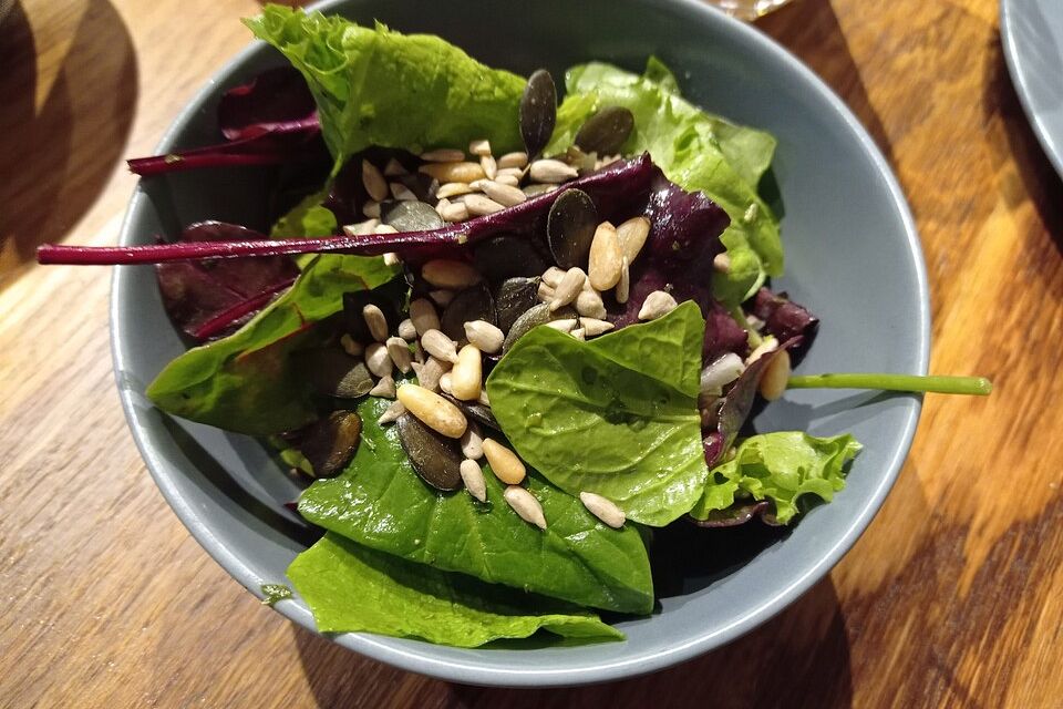 Feldsalat mit Honig - Senf - Dressing und gerösteten Pinienkernen