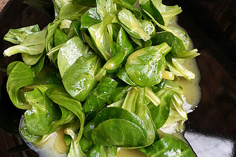 Feldsalat mit Honig - Senf - Dressing und gerösteten Pinienkernen