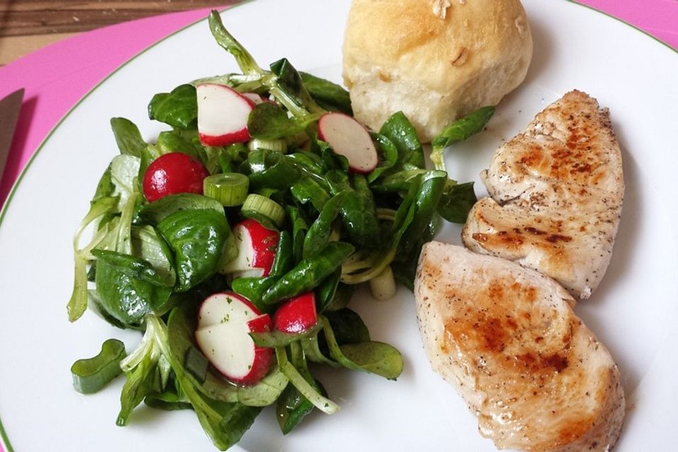 Feldsalat mit Honig - Senf - Dressing und gerösteten Pinienkernen