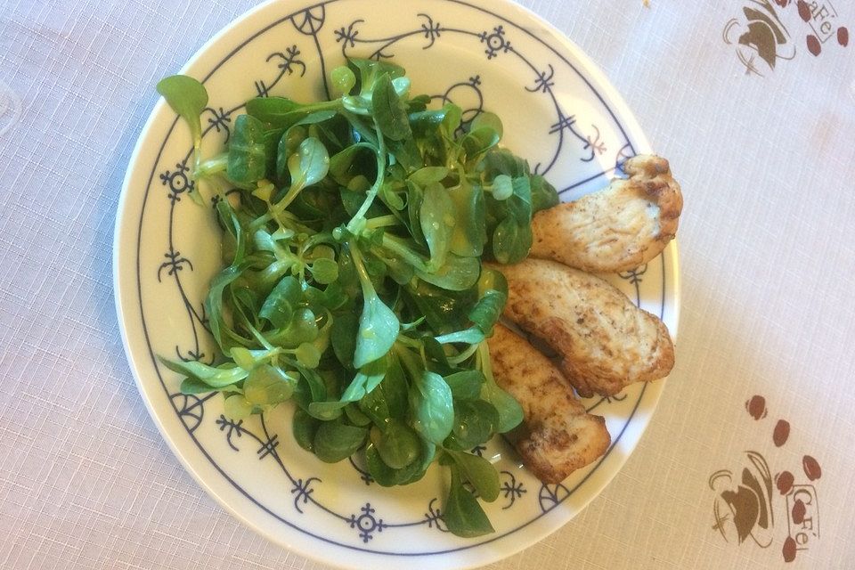 Feldsalat mit Honig - Senf - Dressing und gerösteten Pinienkernen