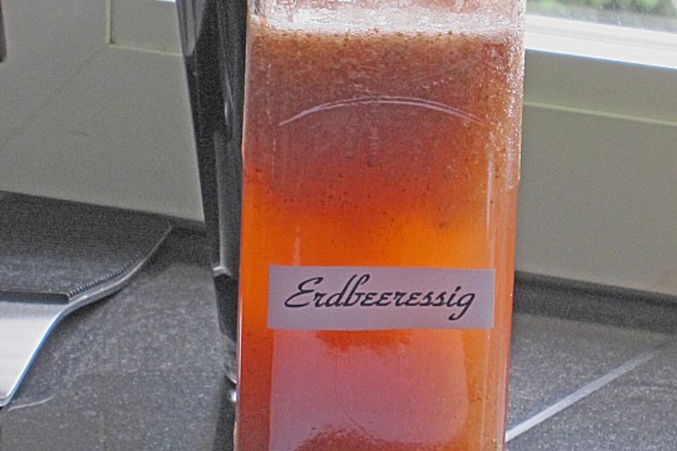 Erdbeeressig aus Erdbeerkernen