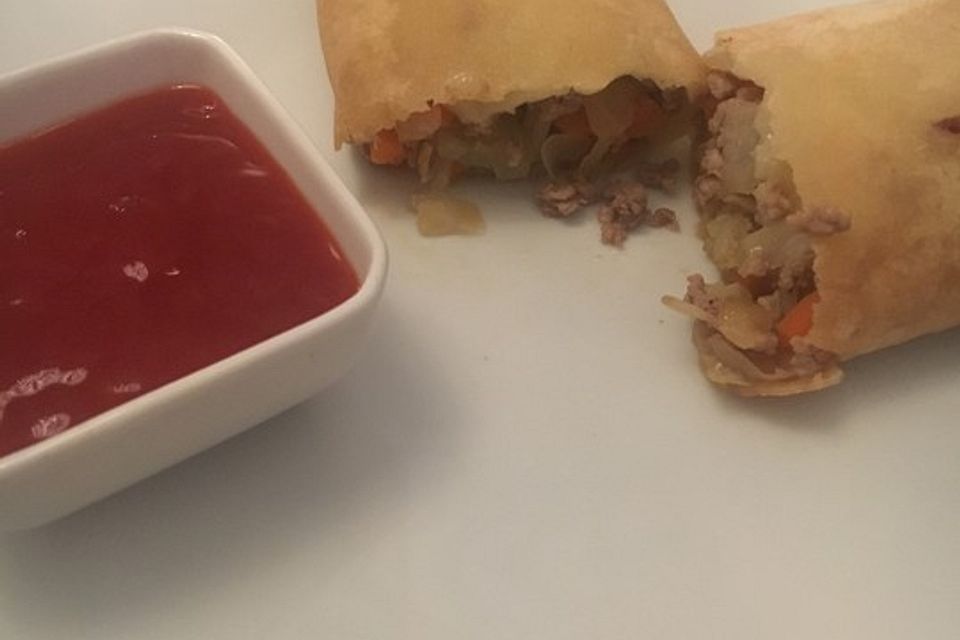 Chinesische Frühlingsrollen (Loempia) mit süßsauer-Sauce