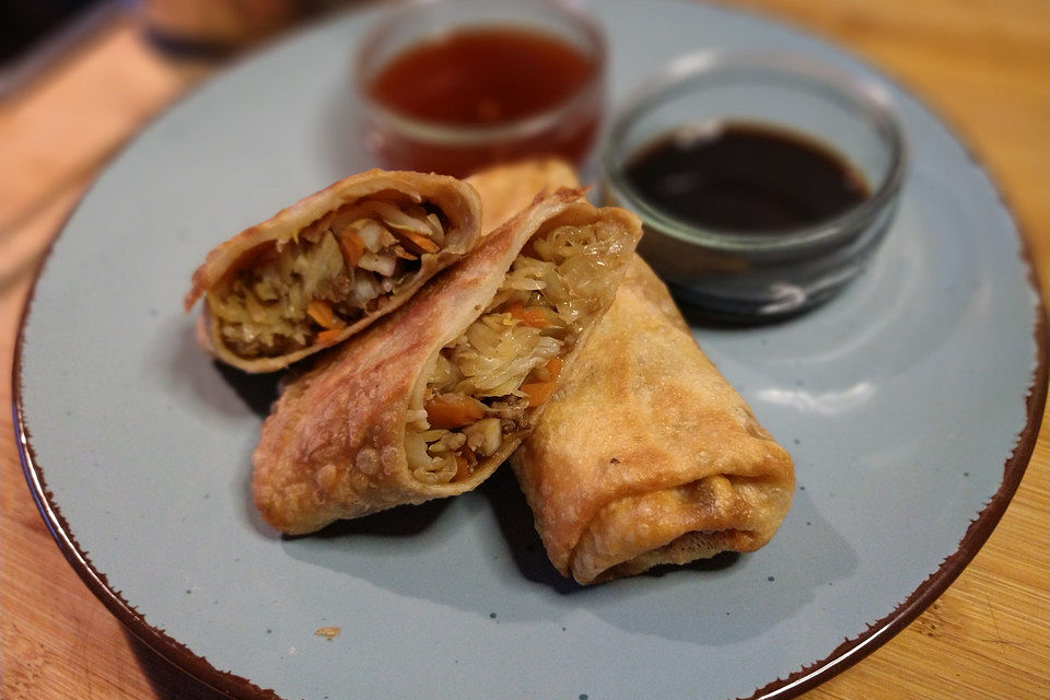 Chinesische Frühlingsrollen (Loempia) mit süßsauer-Sauce