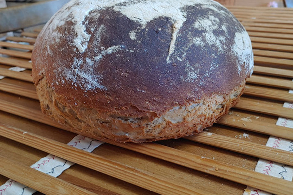 Leckeres Brot mit Buttermilch, Dinkel- und Weizenmehl