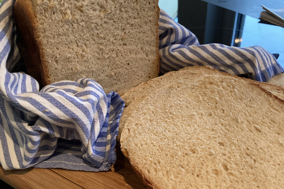 Leckeres Brot mit Buttermilch, Dinkel- und Weizenmehl