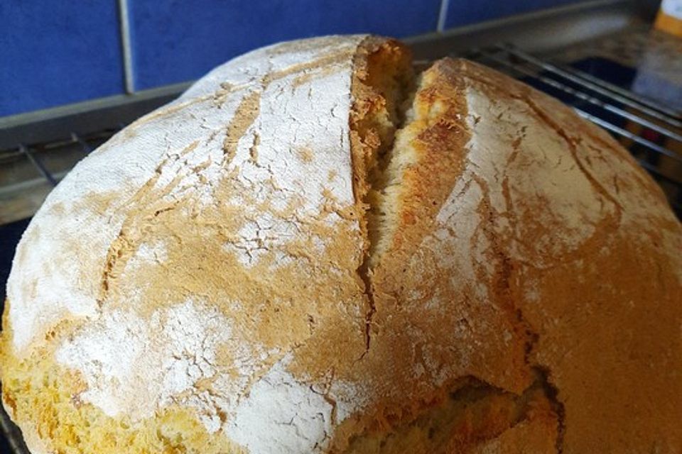 Leckeres Brot mit Buttermilch, Dinkel- und Weizenmehl