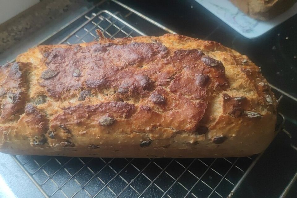 Leckeres Brot mit Buttermilch, Dinkel- und Weizenmehl