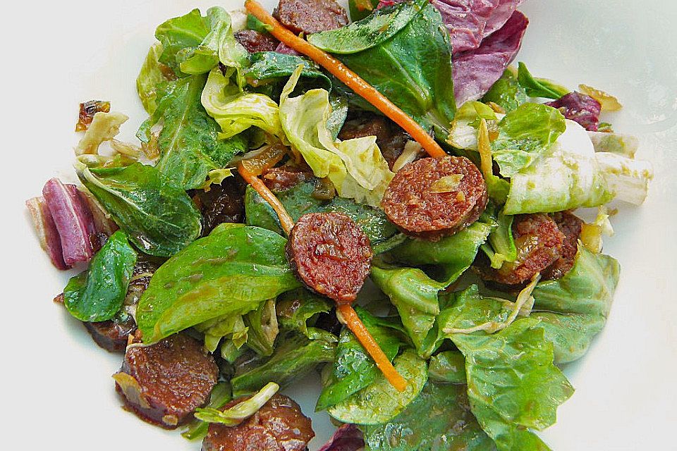 Salat mit Wursteinlage