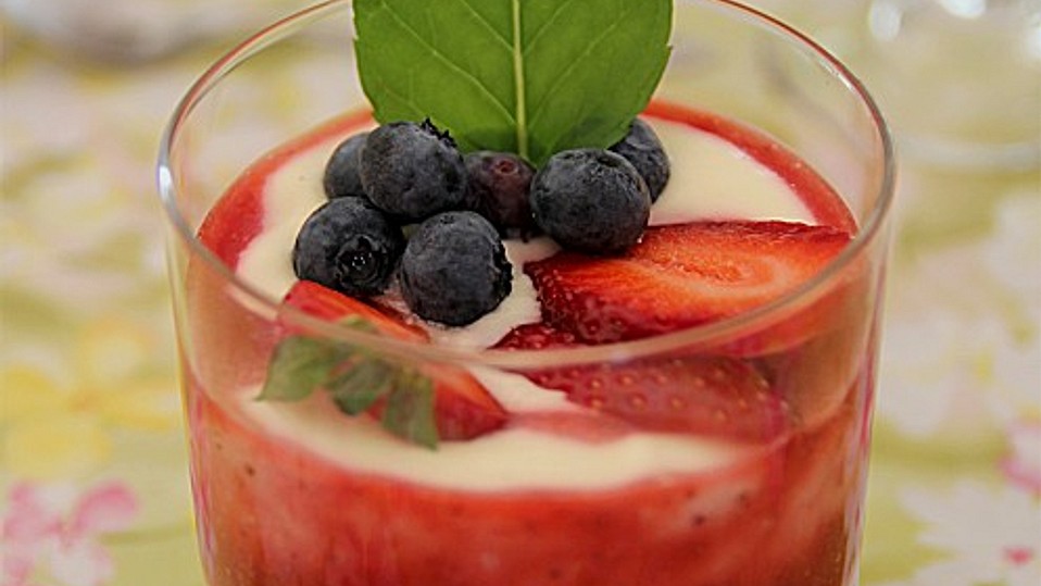 Erdbeeren mit Vanille - Eierlikör - Creme von machal Erdbeeren mit Vanille - Eierlikör - Creme von machal