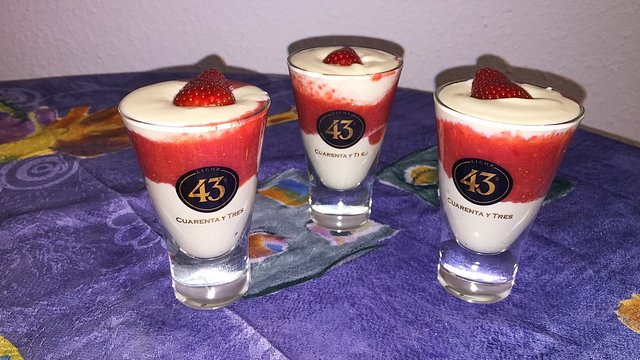 Erdbeeren mit Vanille - Eierlikör - Creme von machal Erdbeeren mit Vanille - Eierlikör - Creme von machal
