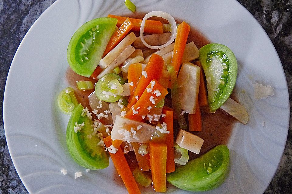 Lauwarmer Salat von Wurzelgemüse mit Brombeerdressing