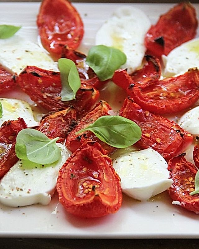 Ofengetrocknete Tomaten an Büffelmozzarella
